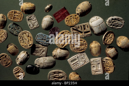 128. Los escarabajos de piedras preciosas y joyas, CNAANITE, ca.14ª C. BC excavado en la querida-EL BALACH, al sur de Gaza Foto de stock
