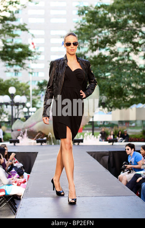 Gafas de sol de moda femenina modelo pasarela exterior Fotografía de stock  - Alamy