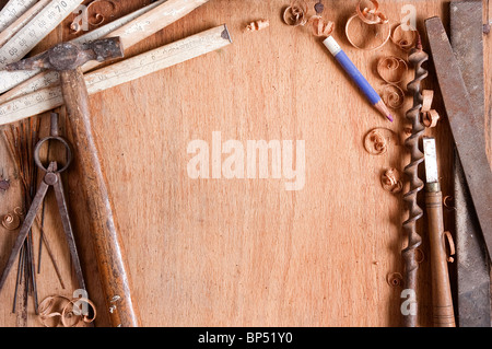 Still life composición de sucio viejo herramientas de mano sobre la madera, la textura, el espacio vacío para texto