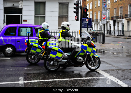 Las armas de fuego oficiales de policía se reunieron en motocicletas en Londres Foto de stock