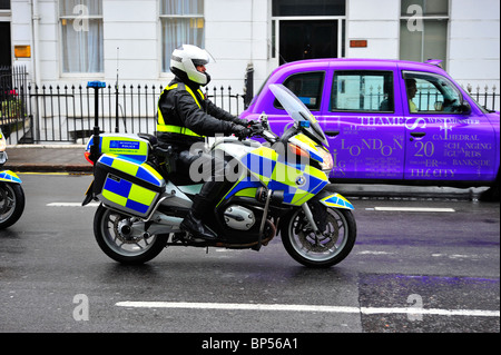 Se reunió la policía oficial de armas de fuego en las motocicletas en Londres Foto de stock