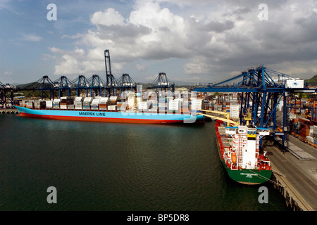 Vista aérea por encima de Maersk Line containership Puerto Balboa, Ciudad de Panamá, República de Panamá Foto de stock