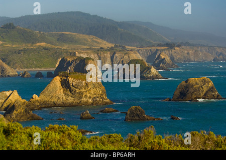 Escarpada y rocosa costa acantilada y bluffs cerca de Elk, Mendocino County, California