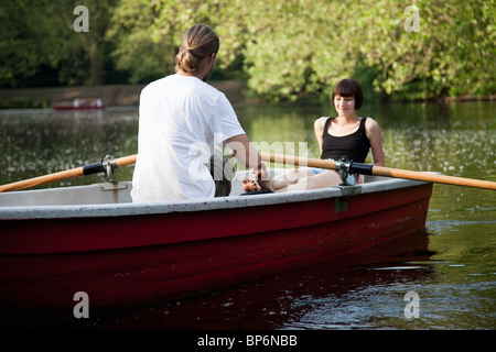 Una joven pareja en un bote de remo Foto de stock