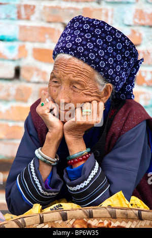 Bai Elerly mujer minoría étnica en Xizhou village, justo en las afueras de Dalí, China Foto de stock