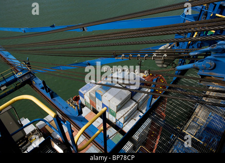 Vista aérea de la grúa por encima del puerto de Balboa, Ciudad de Panamá Foto de stock