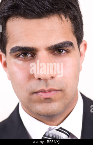 Closeup retrato de una grave joven hombre de negocios de oriente medio