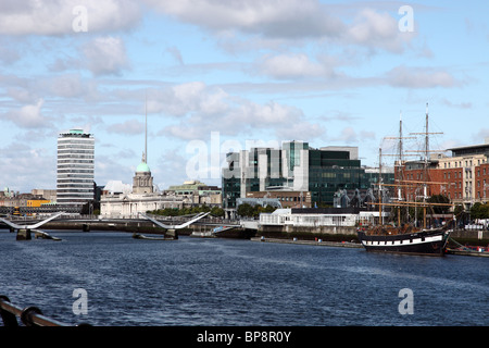 Vista de Custom House Quay, el río Liffey, en Dublín, Irlanda Foto de stock