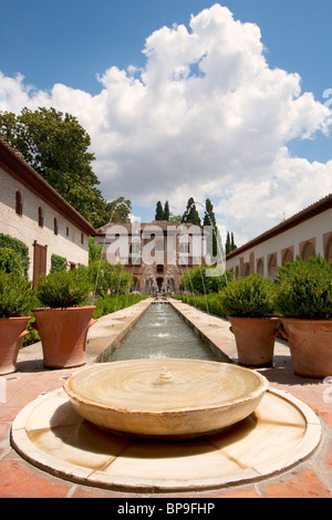 Jardín Interior de la fortaleza de la Alhambra en Granada, sur de España. Foto de stock