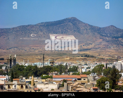 Bandera turca y la bandera de la República Turca de Chipre Septentrional pintadas en el Kyrenia moountins encima de Nicosia (Lefkosia). Foto de stock