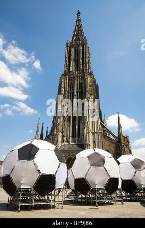 Balones - parte del público al área de visualización para la Copa Mundial de la FIFA 2010 - En Ulm, Baden-Wurtemberg, Alemania. Foto de stock