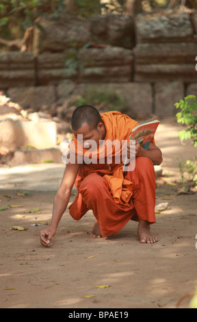 Monje budista se escriben en la arena Foto de stock