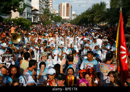 RIO DE JANEIRO - CIRCA Febrero, 2018: una brass band en camisetas del  carnaval conocida como abadás lidera la banda de Ipanema fiesta en la calle  a lo largo de la playa