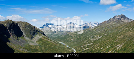 Memurudalen y las montañas del Parque Nacional de Jotunheimen, Noruega Foto de stock