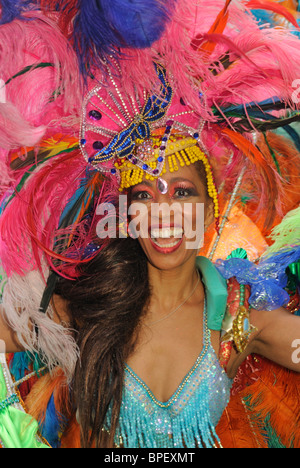 Bailarín de Samba brasileña. Sonia de Oliveira de Amasonia Escuela de Samba, el Carnaval de las Culturas en Berlín, Alemania, Europa. Foto de stock