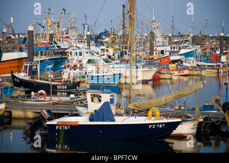El puerto de pesca y barcos en Newlyn Harbour, Penzance, Cornwall, Reino Unido Foto de stock