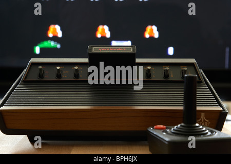 Retro electrónica original de videojuegos Atari vcs 2600 seis woodie interruptor joystick y jugando juegos de video Space Invaders Foto de stock