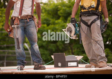 Carpinteros Trabajando en un sitio de construcción
