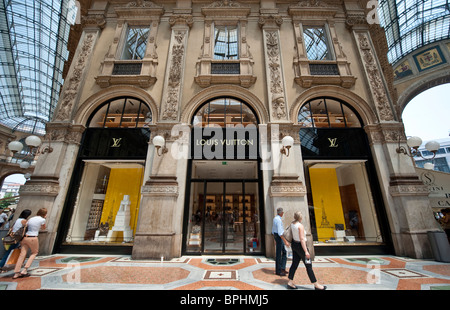 Louis Vuitton Shop Dentro De Galleria Vittorio Emanuele Milano Es Uno De  Los Centros Comerciales Más Antiguos Del Mundo En La Ciudad De Milán Italia  Foto de stock y más banco de