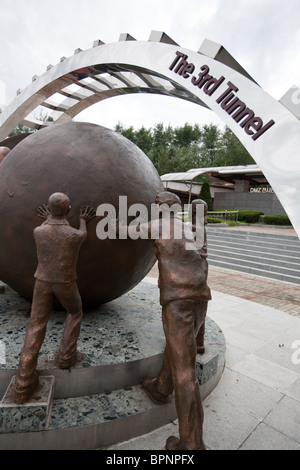 Escultura de reunificación en el sitio del Tercer Túnel, al sur de la zona desmilitarizada entre Corea del Norte y Corea del Sur Foto de stock
