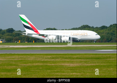 El avión comercial más grande del mundo, el Airbus A380, ha aterrizado en el aeropuerto de Manchester por primera vez. 01.09.10 Foto de stock