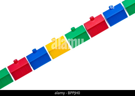 Modelo de coloridas casas contra un blanco Foto de stock
