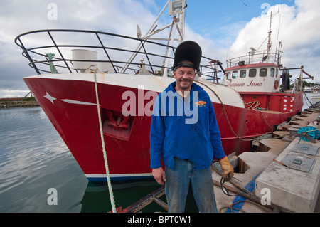 El ingeniero del barco, George Currie con el barco de pesca, Vivienne Jane en Portland, Victoria Foto de stock