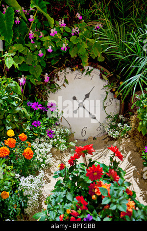 Reloj en el jardín Foto de stock