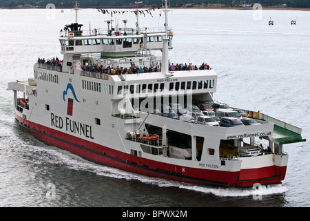 Red Funnel ferry desde Southampton a Isle of Wight - Red Falcon Foto de stock
