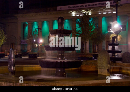 Dundee City Square en la noche con espectaculares luces de colores brillando entre las columnas dóricas del Caird Hall