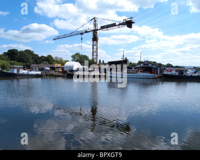 Patio de la construcción de barcos, en el Gloucester y Nitidez Canal en Saúl Junction, UK Foto de stock