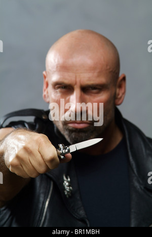 Hombre sujetando un cuchillo Foto de stock