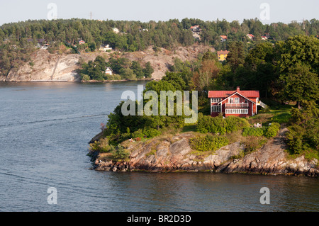 Una casa en una de las muchas islas del archipiélago de Estocolmo, Suecia. Foto de stock