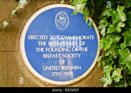 Placa azul para conmemorar el bicentenario de la fundación de la sociedad de Belfast de las Naciones Irishmen Foto de stock