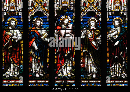 Las vidrieras en medio de la ventana, la Iglesia de Todos Los Santos, Lubenham, Leicestershire, Inglaterra, Reino Unido. Foto de stock
