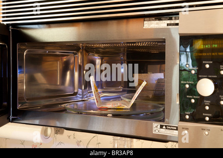 Abra la bolsa de Pop Secret palomitas de maíz para microondas en el horno  microondas, EE.UU Fotografía de stock - Alamy