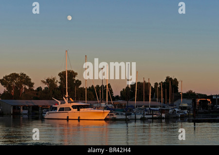 Luna sobre Buckley Cove, RiverPoint Aterrizaje y Marina Resort, Stockton, California. Foto de stock