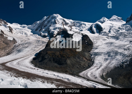 Vista panorámica sobre el Monte Rosa y el glaciar de Gornergletscher, Zermatt, Valais, Suiza Foto de stock