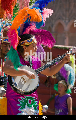 Danza de todas partes de México preforma durante el desfile del Día de la independencia en septiembre - SAN MIGUEL DE ALLENDE, MÉXICO