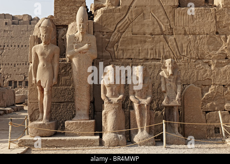 Estatuas, el templo de Karnak, Egipto, África Foto de stock
