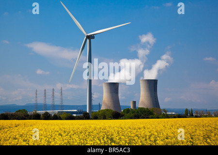 Francia, Drôme y Vaucluse, turbinas de viento y central nuclear Tricastin Foto de stock