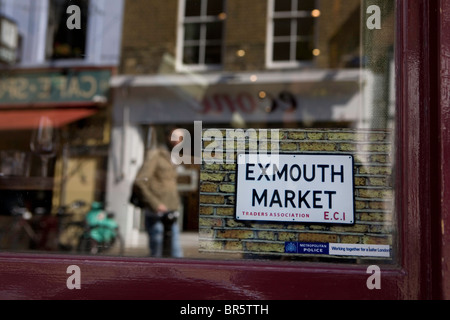 Reflexiones y un mercado de Exmouth postal en pantalla en la ventana del Moro restaurante en Exmouth Market de Londres. Foto de stock