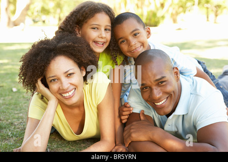 Retrato de familia feliz amontonadas en estacionamiento Foto de stock