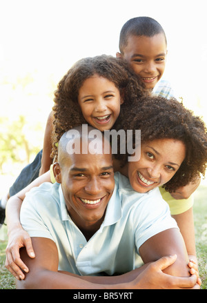Retrato de familia feliz amontonadas en estacionamiento Foto de stock