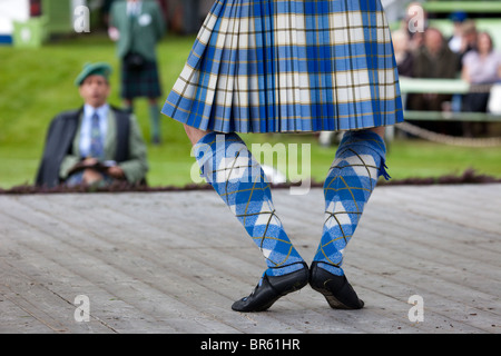 A juzgar hembra Highland bailarines del molinete falda, baile nacional, cuadros escoceses, falda cultura; Braemar Royal Highland Games Recopilación de Memorial Park, Escocia Foto de stock