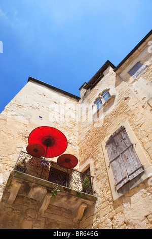 Sombrilla roja en el balcón, Sarlat-la-Caneda; Dordogne, Francia Foto de stock