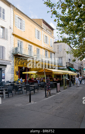 La terraza de la cafetería Café ahora Van Gogh en Arles, Provence-Alpes-Côte d'Azur, Francia Foto de stock