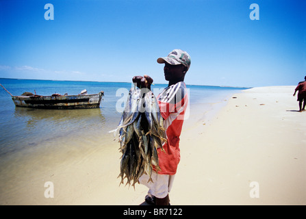 Pescador trayendo la captura de peces en casa, Inhassoro, Mozambique, noviembre de 2008 Foto de stock