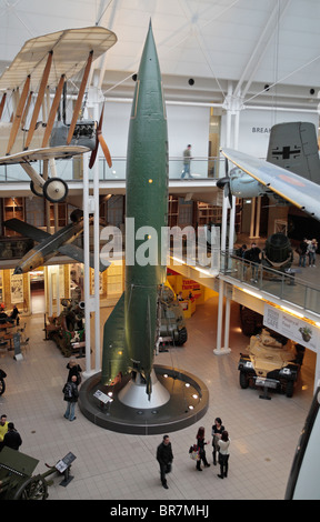 Un alemán de la II Guerra Mundial V2 Rocket de pie en el pasillo principal del Imperial War Museum, Londres, Reino Unido.