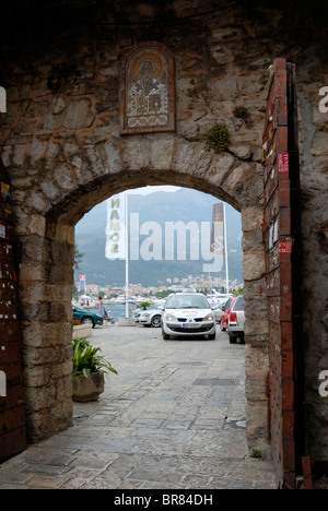 La entrada norte de la ciudad vieja de Budva, la Pizana Gate enfrenta la pequeña marina. Budva, Montenegro, los Balcanes Occidentales, la UE. Foto de stock